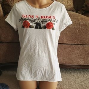 Guns and Roses 🌹 cap sleeve tee!